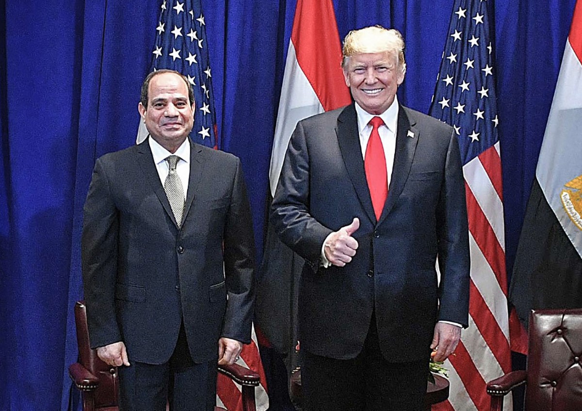 Egyptian President Abdel Fattah al-Sisi (L) posing for a picture with US President Donald Trump a day earlier, during a bilateral meeting in New York on 25 September (AFP)
