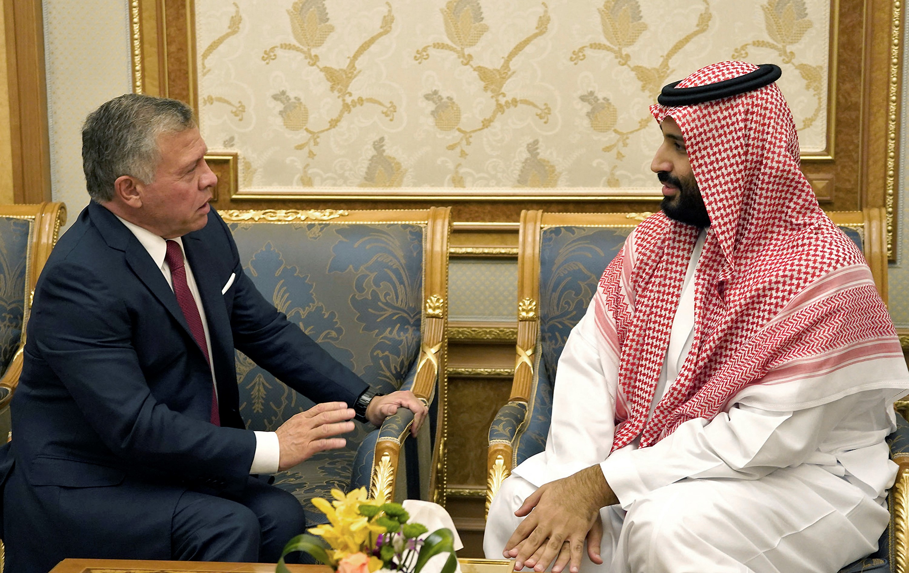 Jordan's King Abdullah II (L) and Saudi Crown Prince Mohammed bin Salman (R) meeting in Riyadh on 23 October, 2018 (AFP)