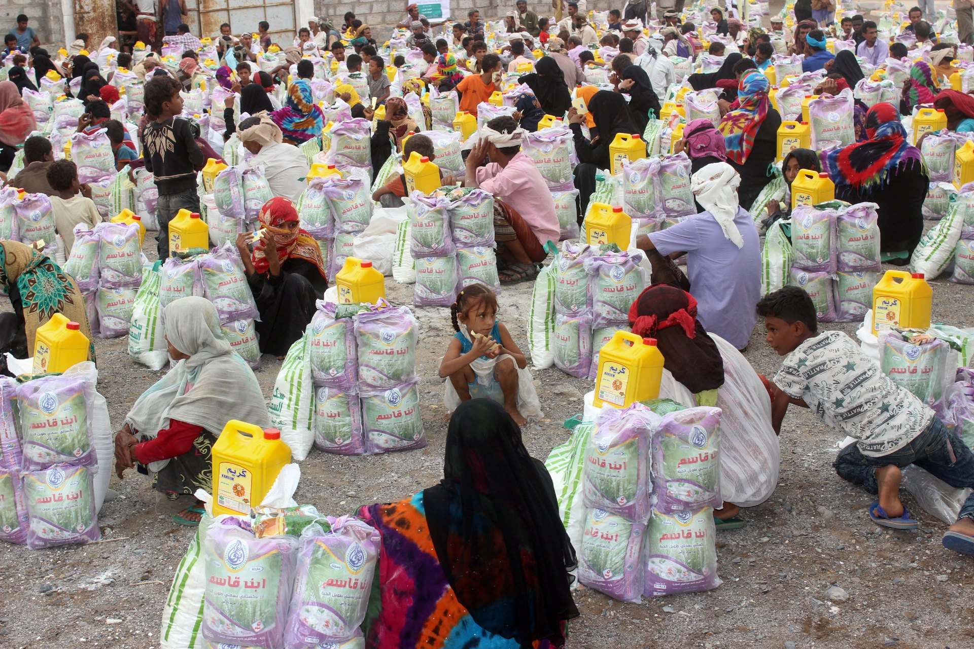 Displaced Yemenis from Durahemi receive food aid in the Red Sea port city of Hodeida (AFP)