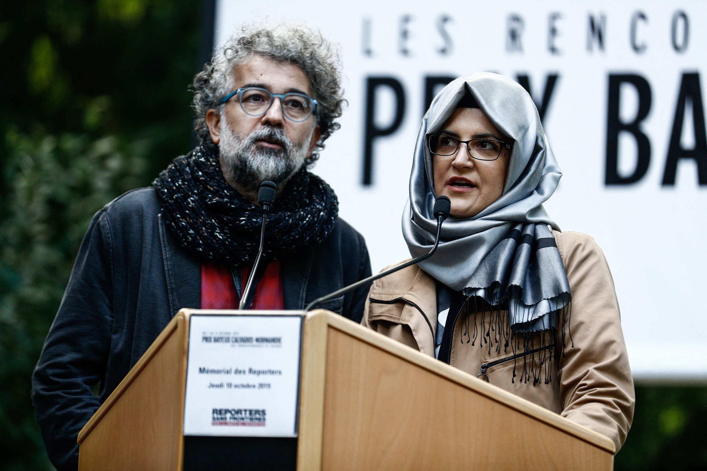 Hatice Cengiz (à droite), la fiancée du journaliste saoudien assassiné Jamal Khashoggi, s’exprime à côté du représentant turc de RSF, Erol Önderoğlu, au Mémorial des reporters de Bayeux, le 10 octobre 2019 (AFP)