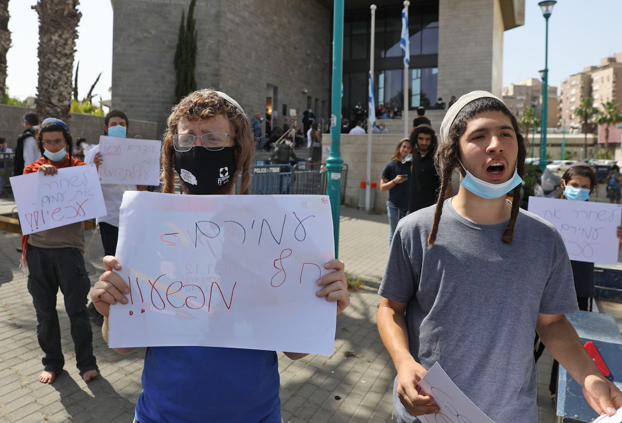 Israeli ultra-nationalists protest outside the Central Lod District Court, in the central Israeli city (AFP)