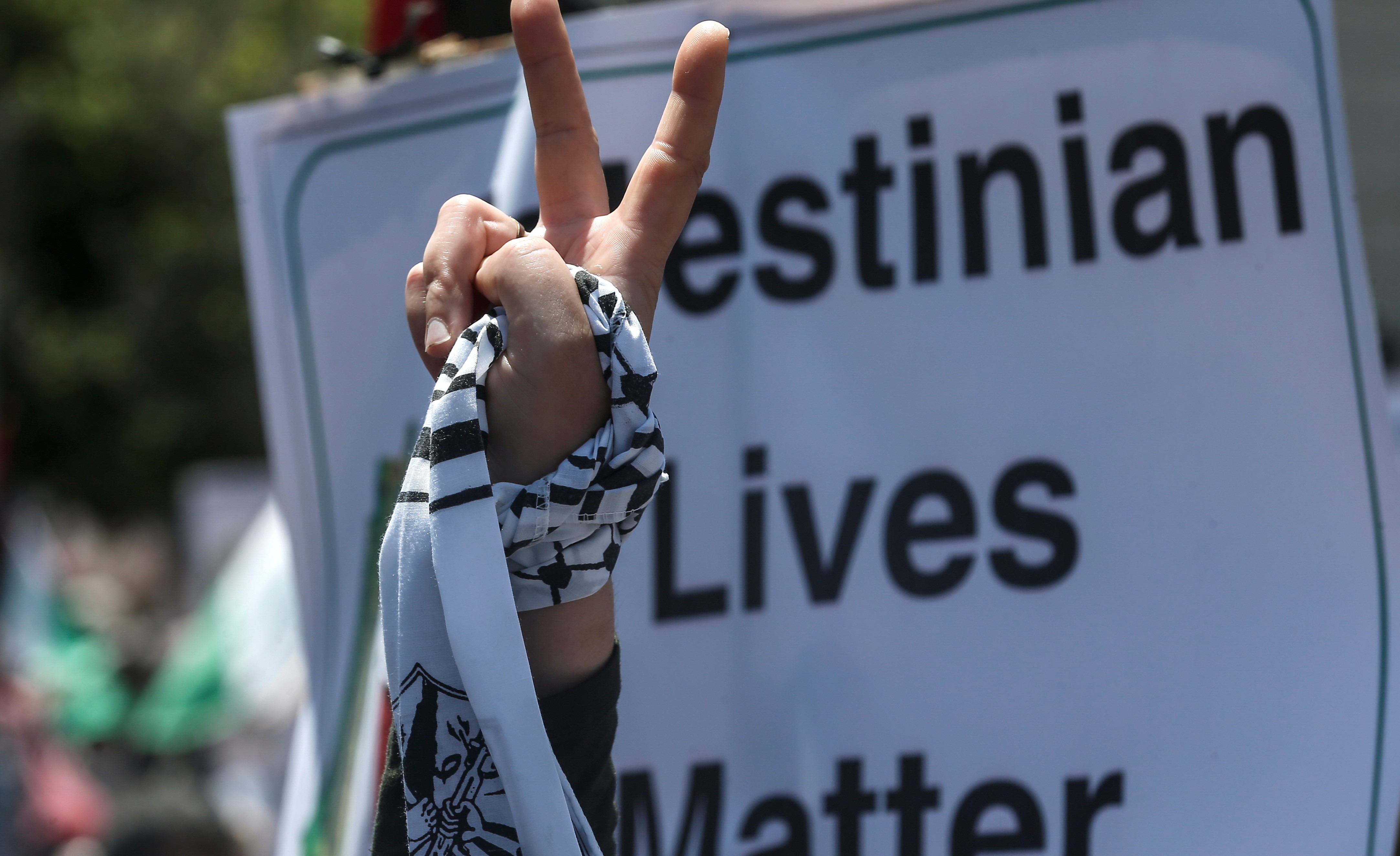 Un manifestant palestinien fait le signe de la victoire lors d’une « journée de la colère » le 1er juillet 2020 (AFP)