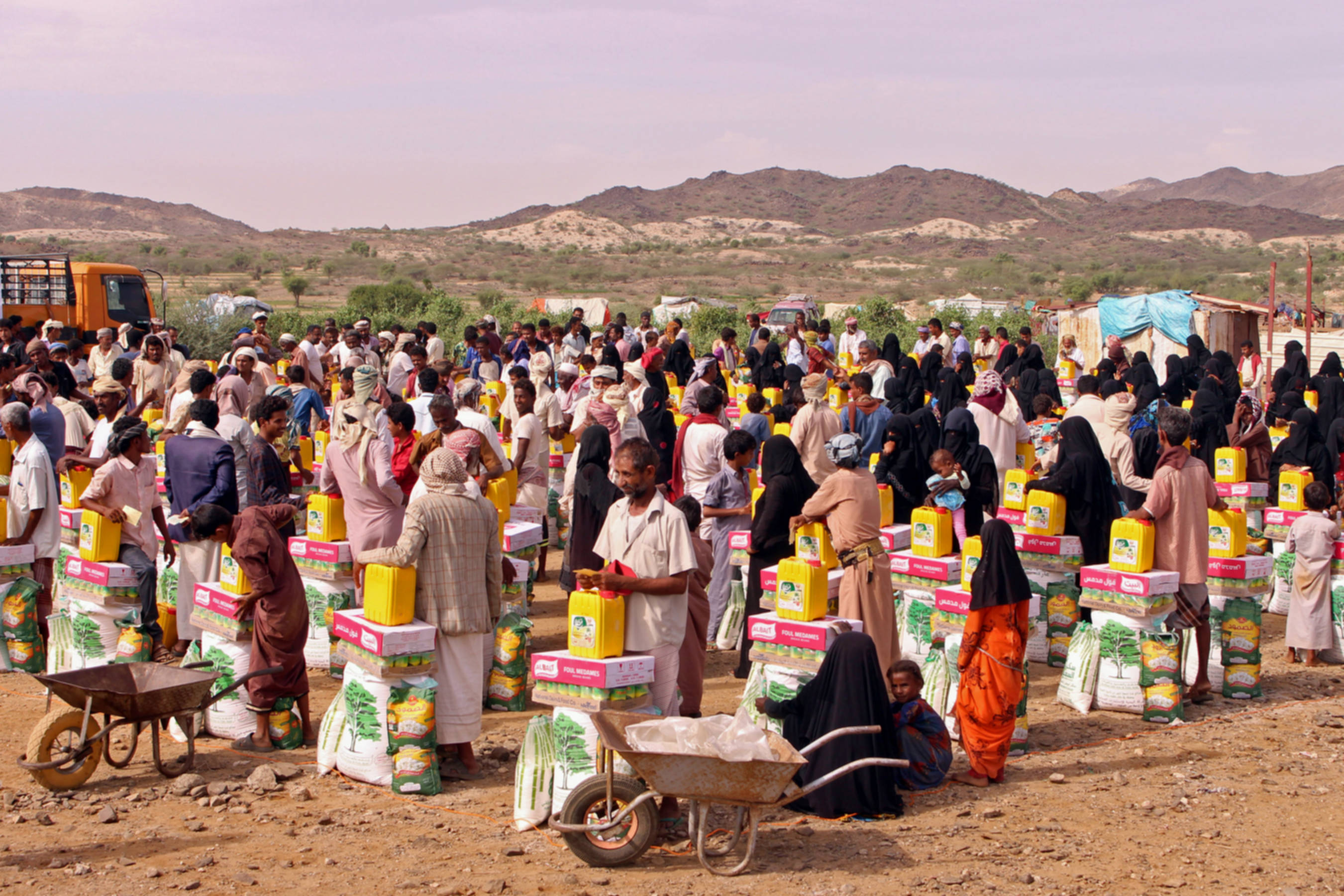 Internally displaced Yemeni receiving aid in Hajjah