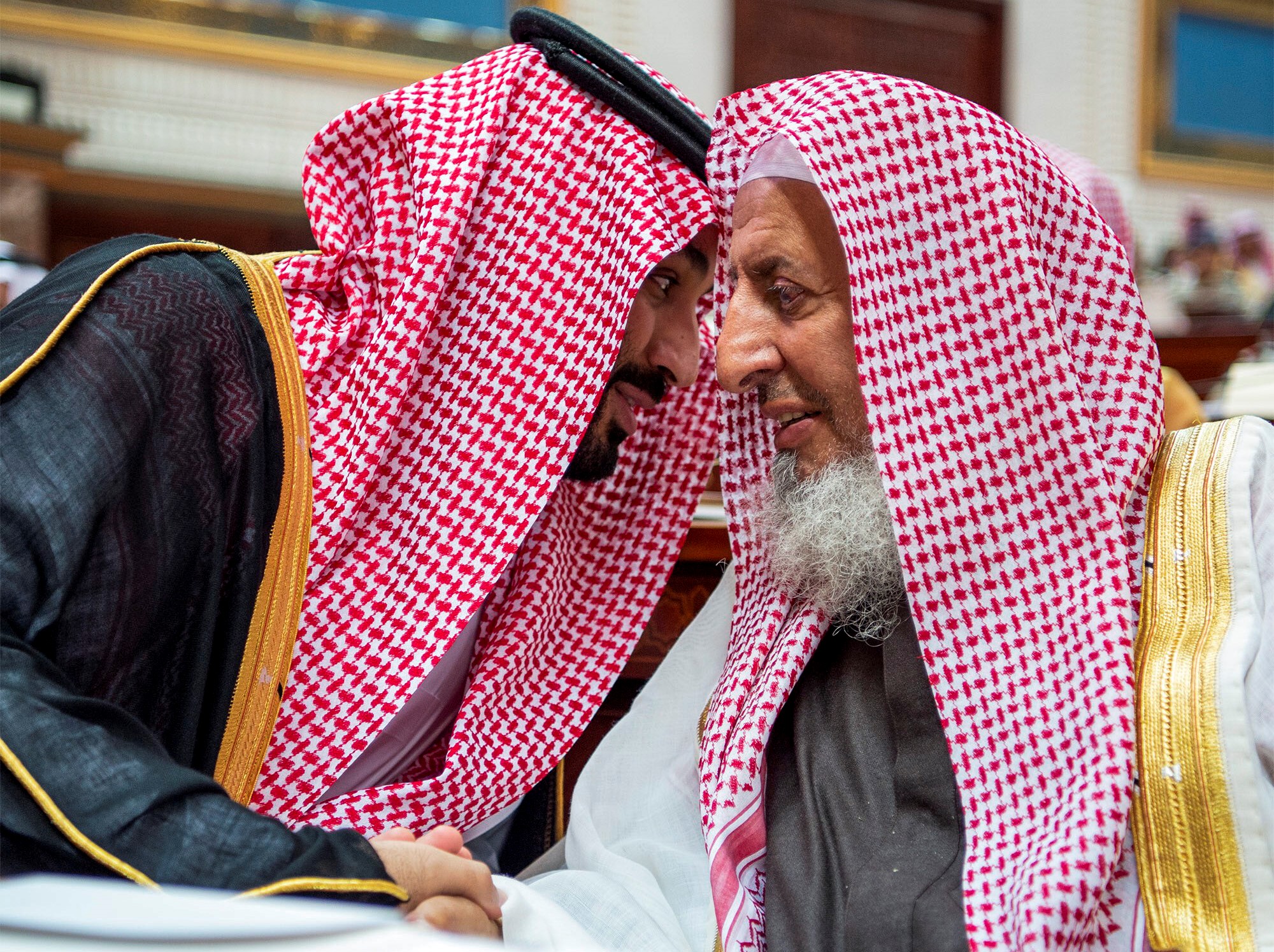 Mohammed ben Salmane (à gauche) en conversation avec le grand mufti du royaume, Abdul Aziz al-Sheikh, en novembre 2018 (AFP)