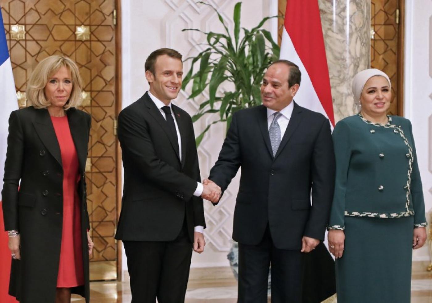 Le président français Emmanuel Macron et son homologue égyptien Abdel Fattah al-Sissi, accompagnés de leurs épouses Brigitte Macron (à gauche) et Intissar Amer (à droite), dans le palais présidentiel égyptien, au Caire le 28 janvier 2019 (AFP)