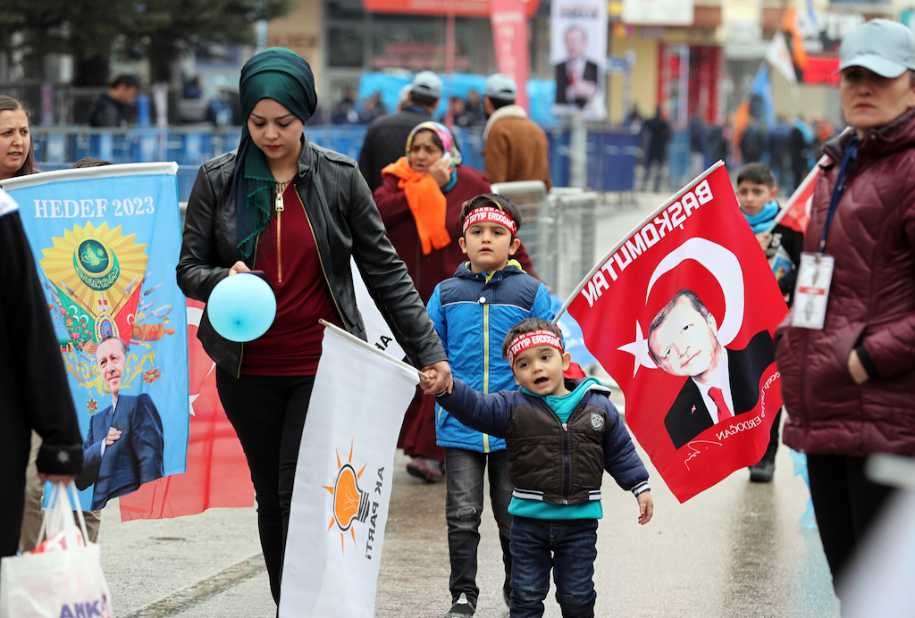 Des partisans de l’AKP venus écouter le discours du président turc Recep Tayyip Erdoğan lors d’un rassemblement électoral du parti au pouvoir à Ankara (AFP)