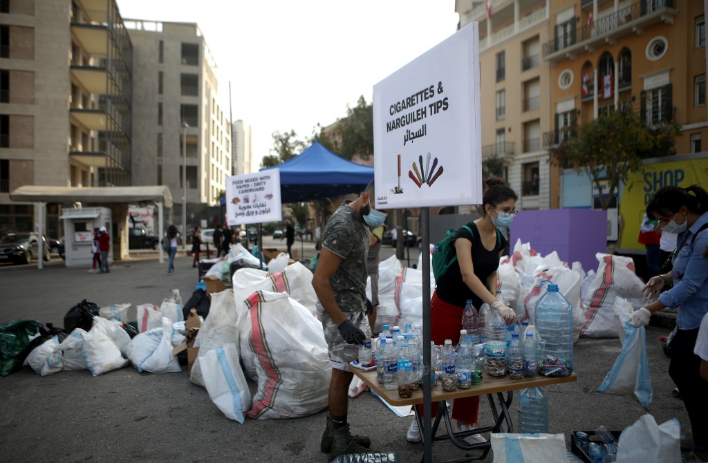 Des volontaires libanais ramassent et trient les ordures sur le site d’une manifestation antigouvernementale dans le centre-ville de Beyrouth, le 26 octobre 2019 (AFP)