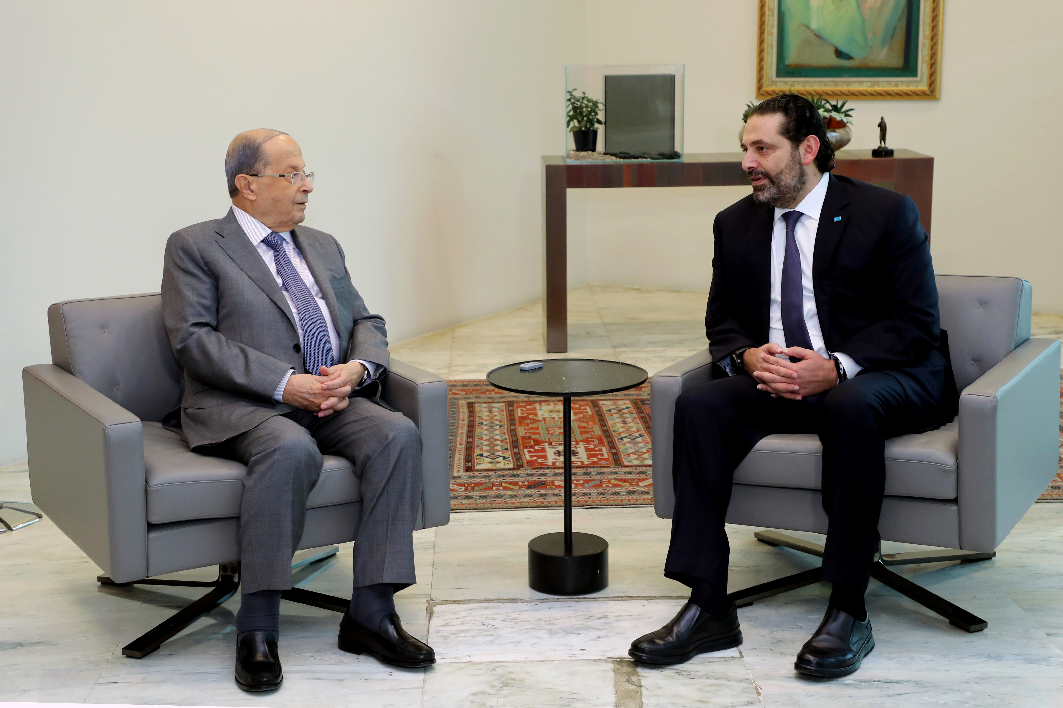 Le président Michel Aoun (à gauche) s’entretient avec le Premier ministre par intérim Saad Hariri le 7 novembre (AFP)