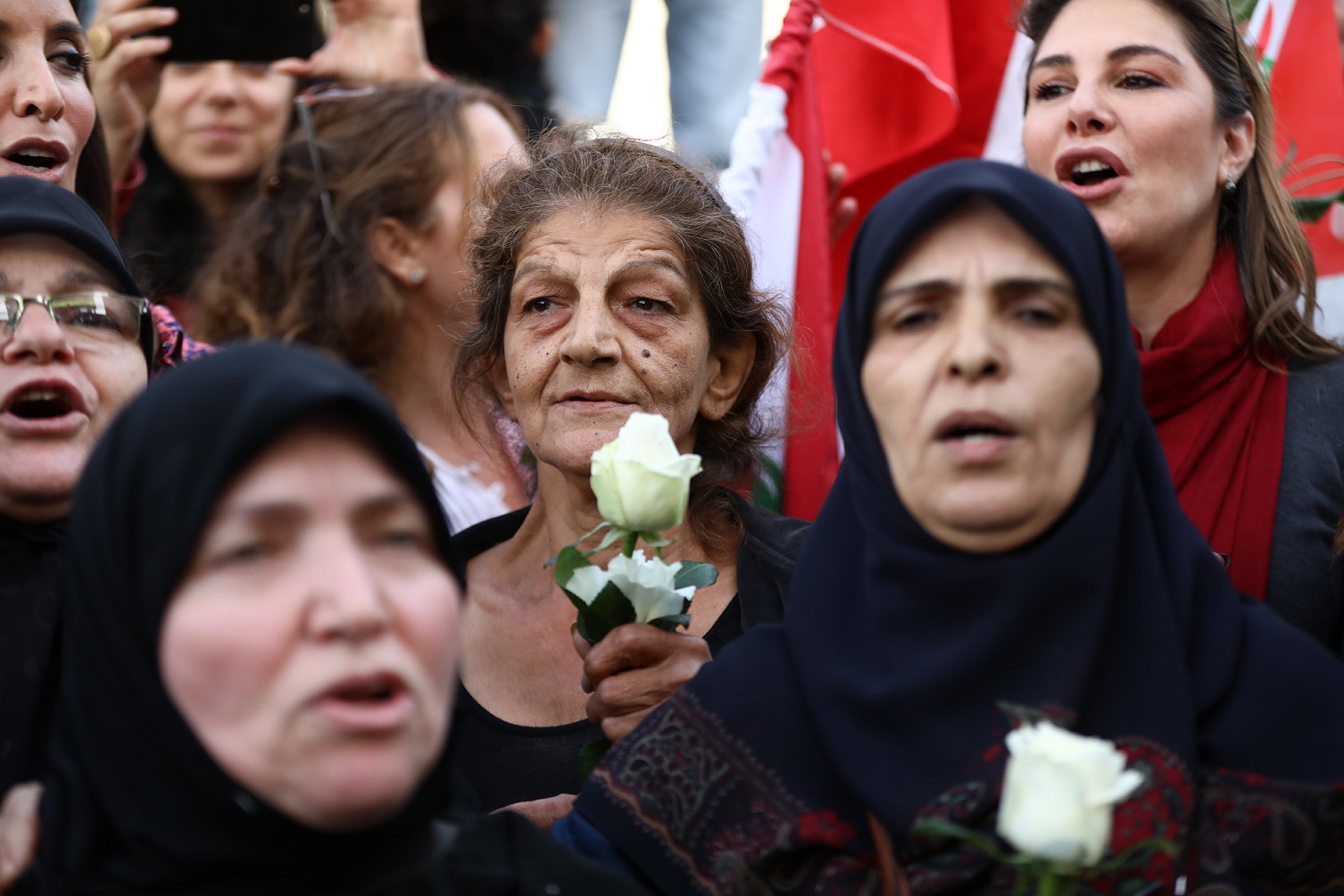 Des Libanaises de Khandak al-Ghamik manifestent contre la violence aux côtés d’habitantes du quartier à majorité chrétienne de Tabaris, dans la capitale Beyrouth le 30 novembre 2019 (AFP)