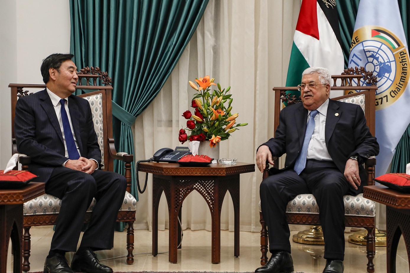Zhai Jun, envoyé spécial du gouvernement chinois pour le Moyen-Orient, rencontre le président palestinien Mahmoud Abbas à Ramallah, en Cisjordanie occupée, le 7 décembre 2019 (AFP)