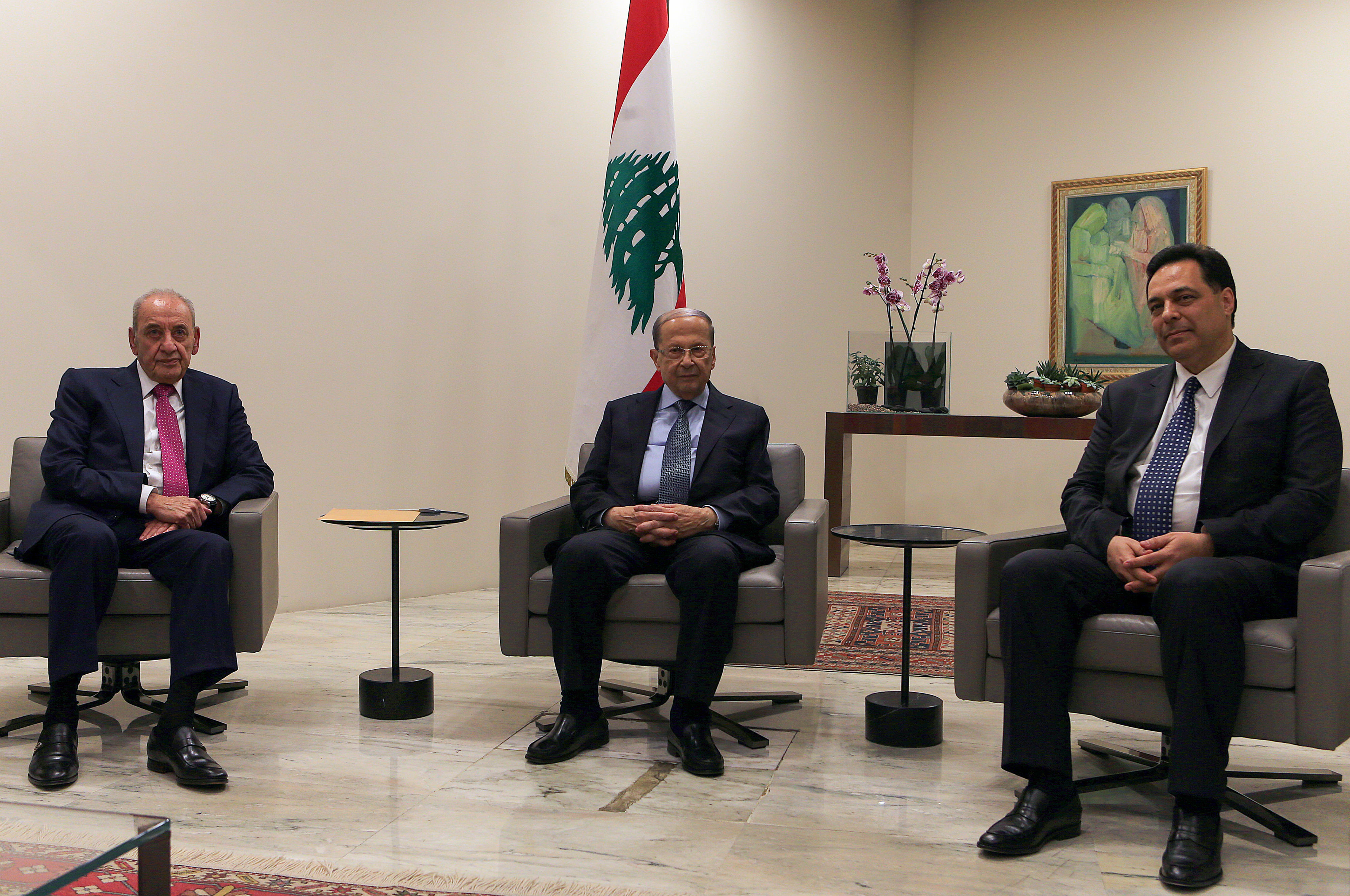Le président libanais Michel Aoun (centre) rencontre le Premier ministre désigné Hassan Diab (à droite) et le président du Parlement Nabih Berri au palais présidentiel de Baabda (AFP)