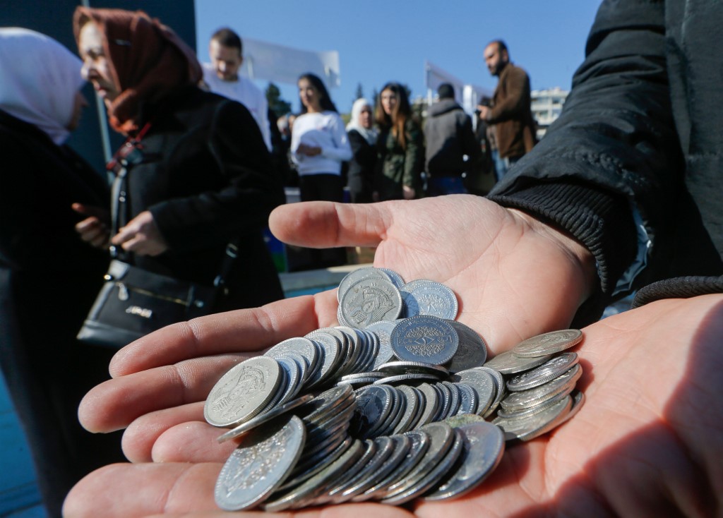 En Syrie, fin mars, un dollar s’échangeait à 1 350 livres syriennes sur le marché noir, un record depuis 2011 (AFP)