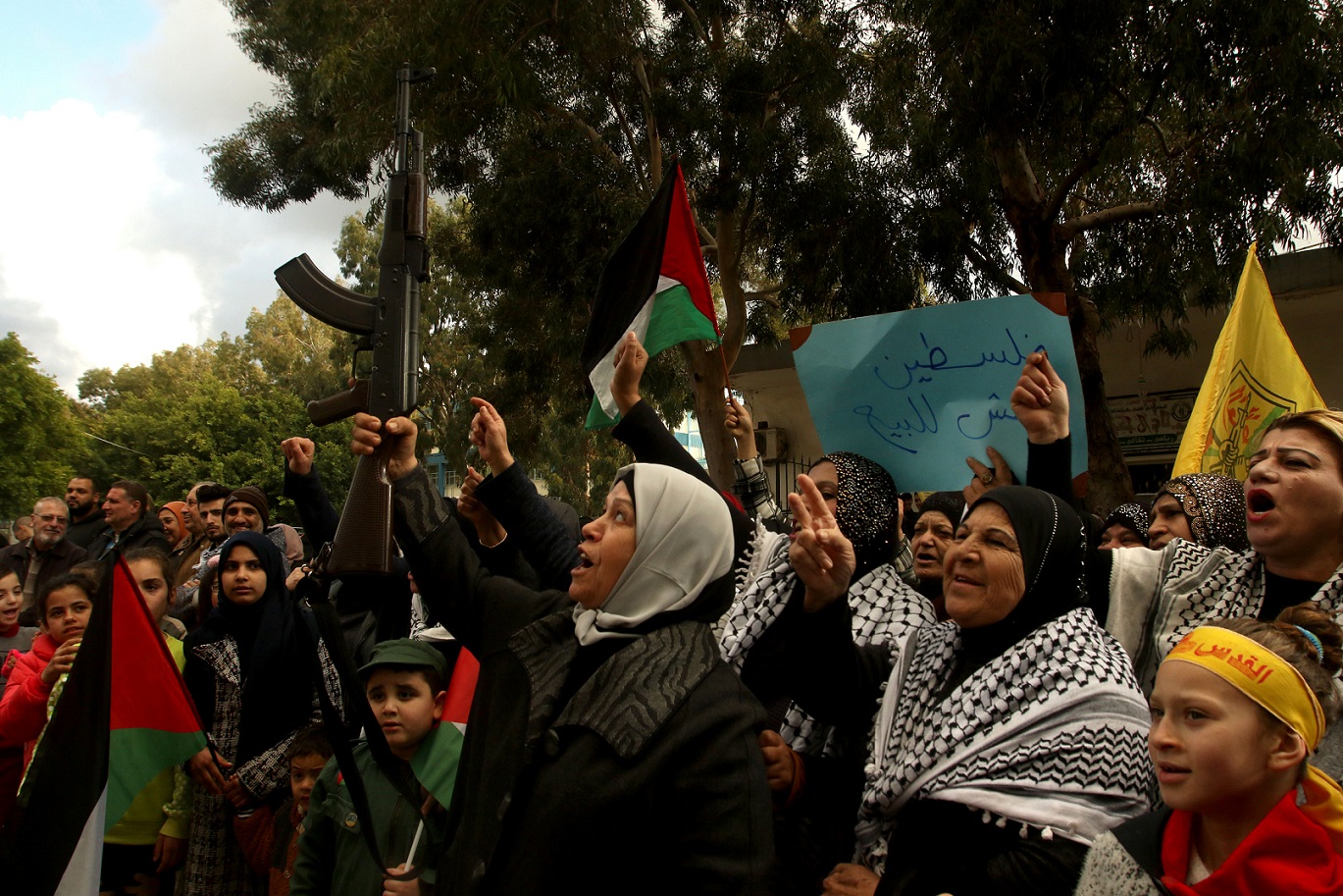 Des femmes manifestent dans le camp de réfugiés palestiniens de Rashidiyah contre le plan « Vision pour la paix » du président américain Donald Trump, le 29 janvier (AFP)
