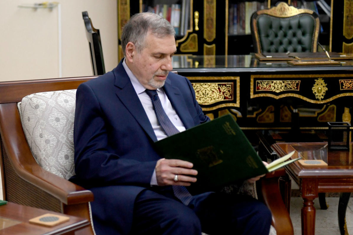 Allawi reading the decree making him prime minister-designate (AFP)
