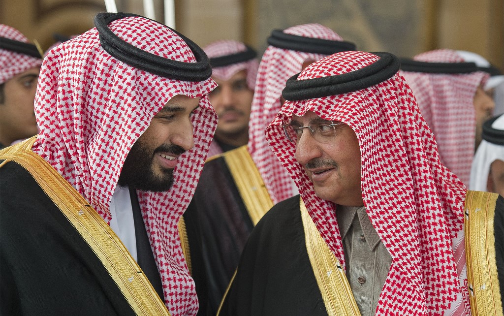 Mohammed ben Salmane, alors vice-prince héritier, avec son cousin Mohammed ben Nayef, alors prince héritier, en 2016 (AFP)
