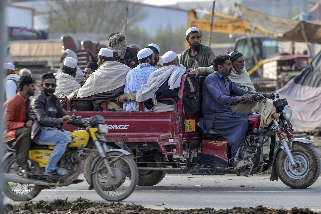 Worshippers leave Raiwind as the Tablighi Ijtema is cut short on 13 March 2020 (AFP)