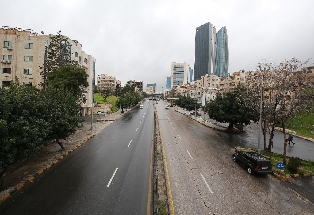 Une avenue principale de la capitale jordanienne Amman complètement vide en raison du couvre-feu, le 18 mars 2020 (AFP)