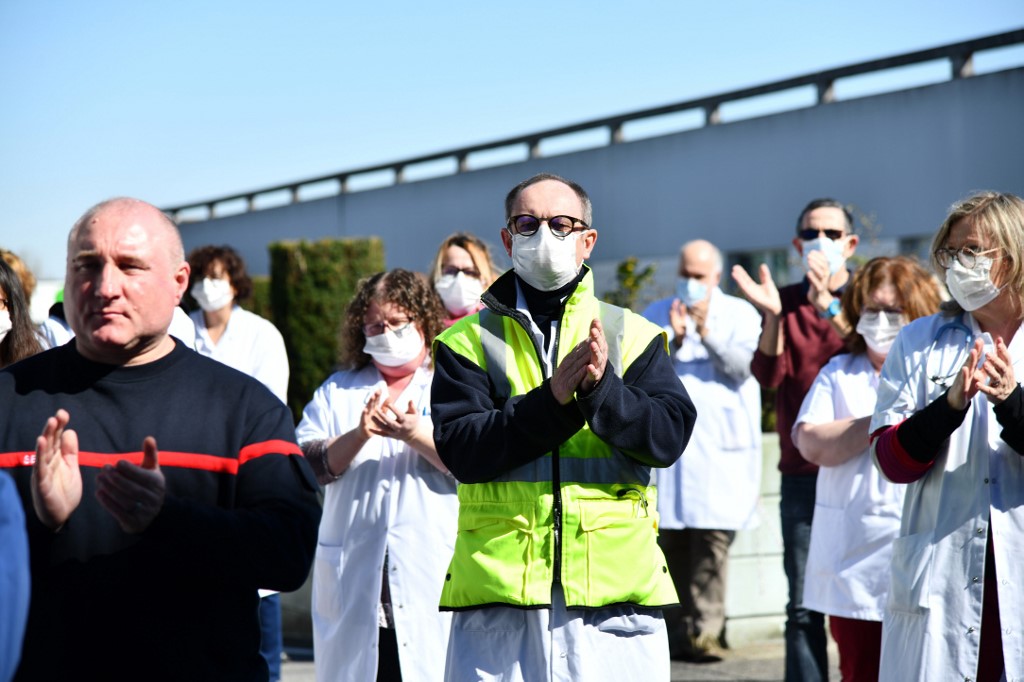 Le personnel de l’hôpital de Compiègne rend hommage au premier médecin décédé du COVID-19 en France, le docteur Jean-Jacques Razafindranazy, le 23 mars 2020 (AFP)