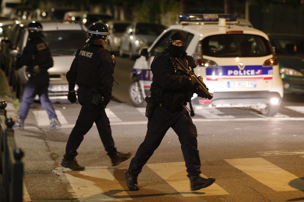 Des policiers armés sont déployés à Villeneuve-la-Garenne, dans la banlieue nord de Paris, où un accident causé par une voiture de police banalisée a provoqué des tensions, le 20 avril (AFP)