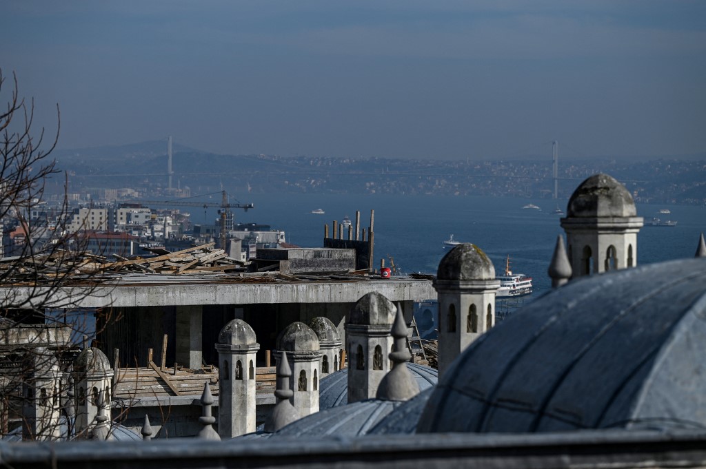 Une photo prise le 16 février 2022 à Istanbul montre des dômes de la mosquée Süleymaniye et un bâtiment en construction (arrière), arrêté par la municipalité métropolitaine d’Istanbul. (AFP/Ozan Kose)