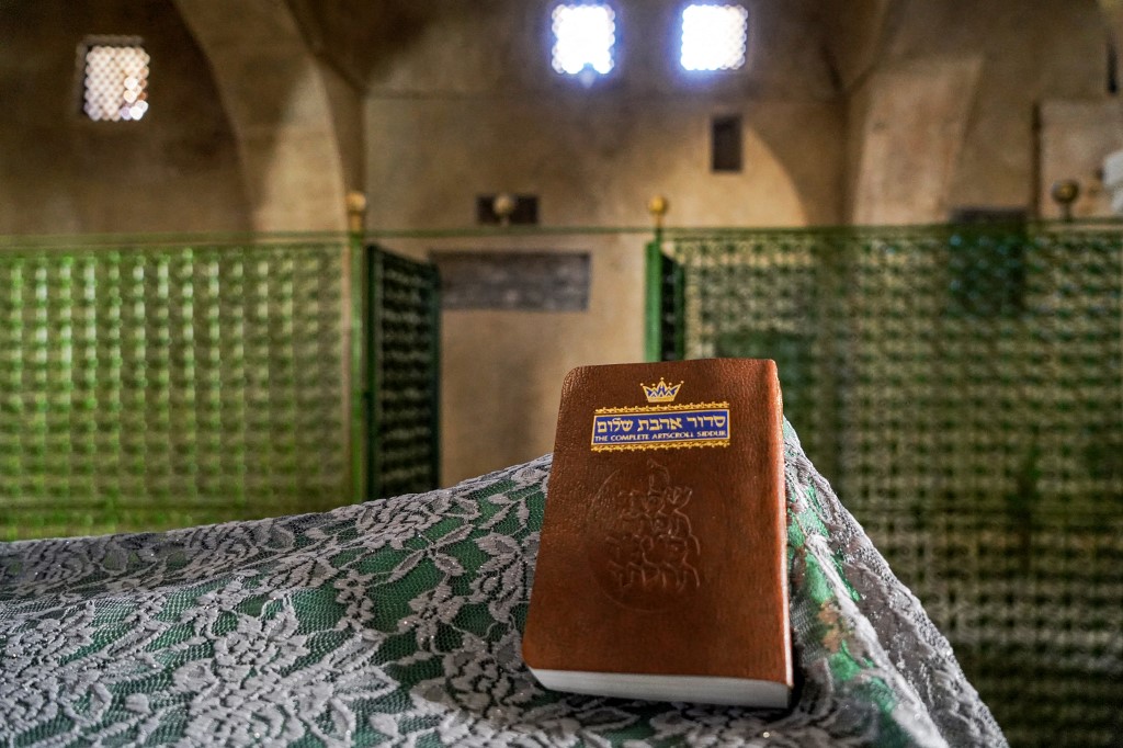 Cette photo prise le 3 février 2022 montre une vue du livre de prières juif à la synagogue d’al-Qosh, au nord de Mossoul (AFP/Ismaël Adnan)