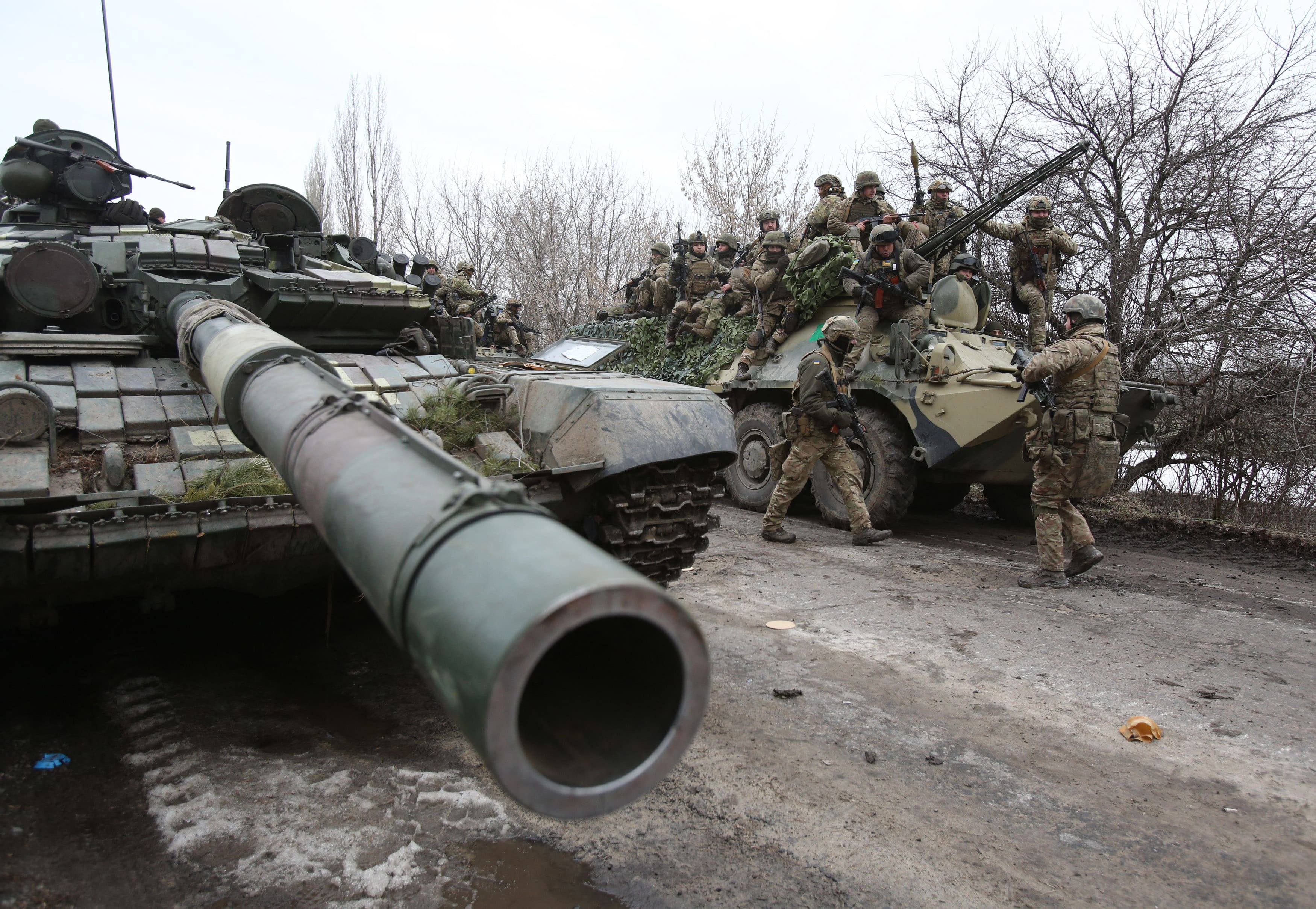 Des soldats ukrainiens se préparent à repousser une attaque dans la région de Louhansk (Ukraine), le 24 février 2022 (AFP)