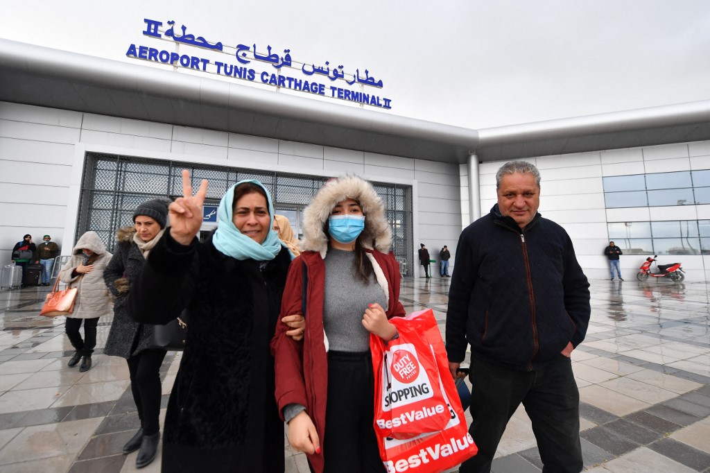 Retrouvailles entre une jeune Tunisienne évacuée d’Ukraine et sa famille, à l’aéroport de Tunis-Carthage le 1er mars 2022 (AFP/Fethi Belaid)