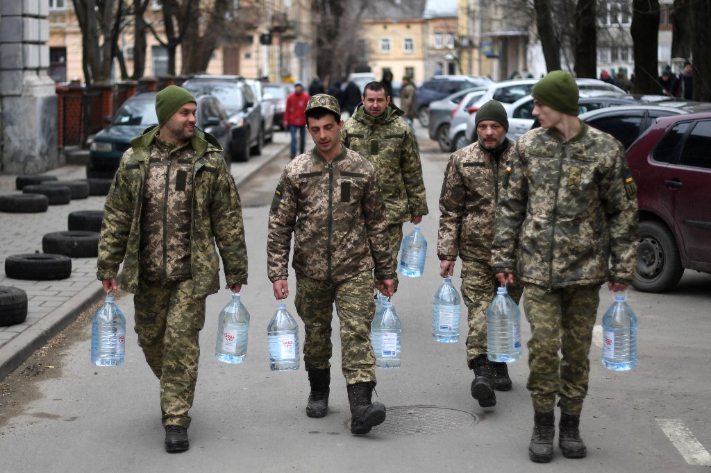 Ukrainian soldiers carrying water supplies 