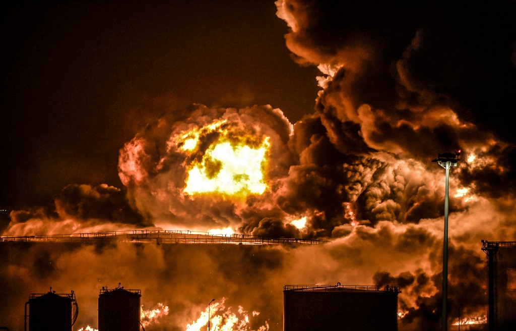 Des flammes s’élèvent d’une installation pétrolière de Saudi Aramco à Djeddah, en Arabie saoudite, le 25 mars 2022, à la suite d’une attaque présumée de rebelles yéménites (AFP)