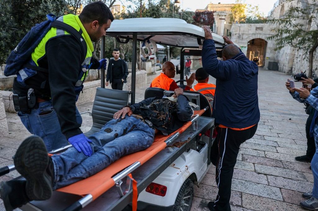 Un homme est pris en charge après l’attaque par les forces israéliennes des fidèles à l’intérieur de la mosquée al-Aqsa, le 15 avril 2022 (AFP)