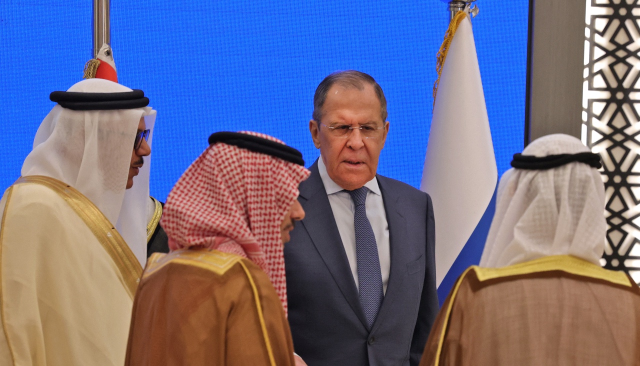 Le ministre russe des Affaires étrangères Sergueï Lavrov à une réunion du Conseil de coopération du Golfe, dans la capitale saoudienne Riyad, le 1er juin 2022 (AFP)