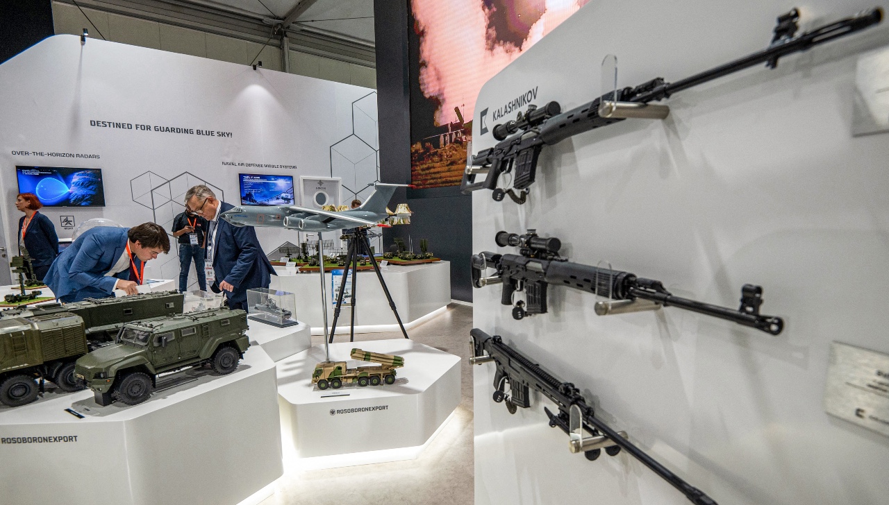 Les fusils de sniper et les maquettes de véhicules blindés et d’avions militaires exposés au pavillon russe lors de l’International Defence Exhibtion (IDEX) à Abou Dabi (AFP)