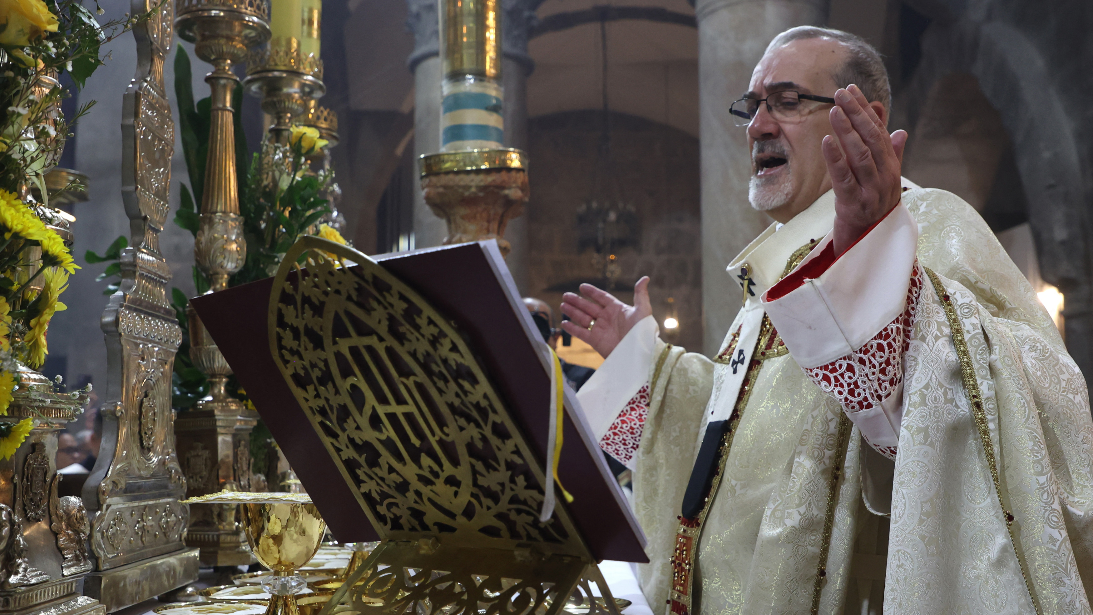 Le patriarche latin de Jérusalem Pierbattista Pizzaballa dirige une messe le dimanche de Pâques à l’église du Saint-Sépulcre à Jérusalem, le 9 avril 2023 (AFP)