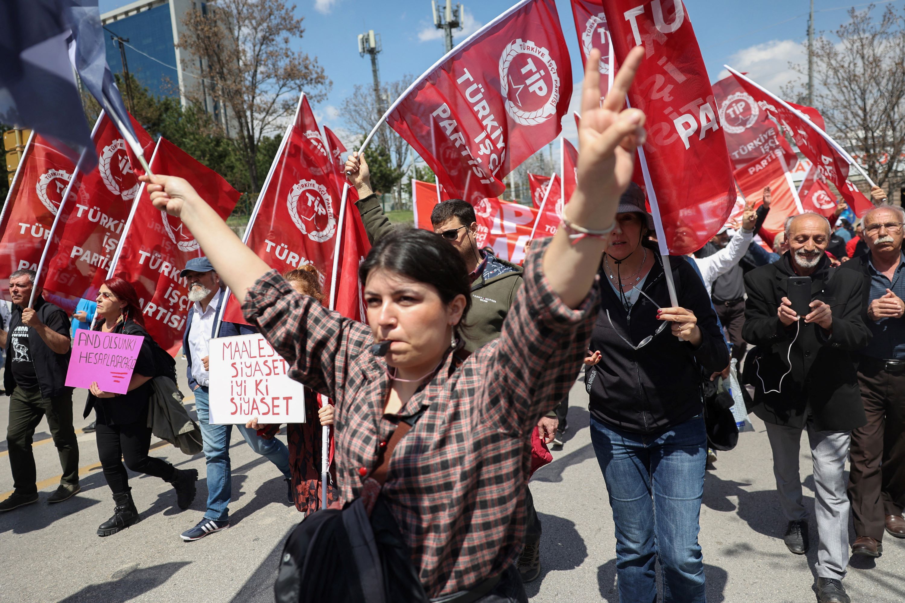 Les manifestants chantent lors d’un rassemblement du 1er mai, fête du Travail, place Anadolu à Ankara, le 1er mai 2023 (AFP)