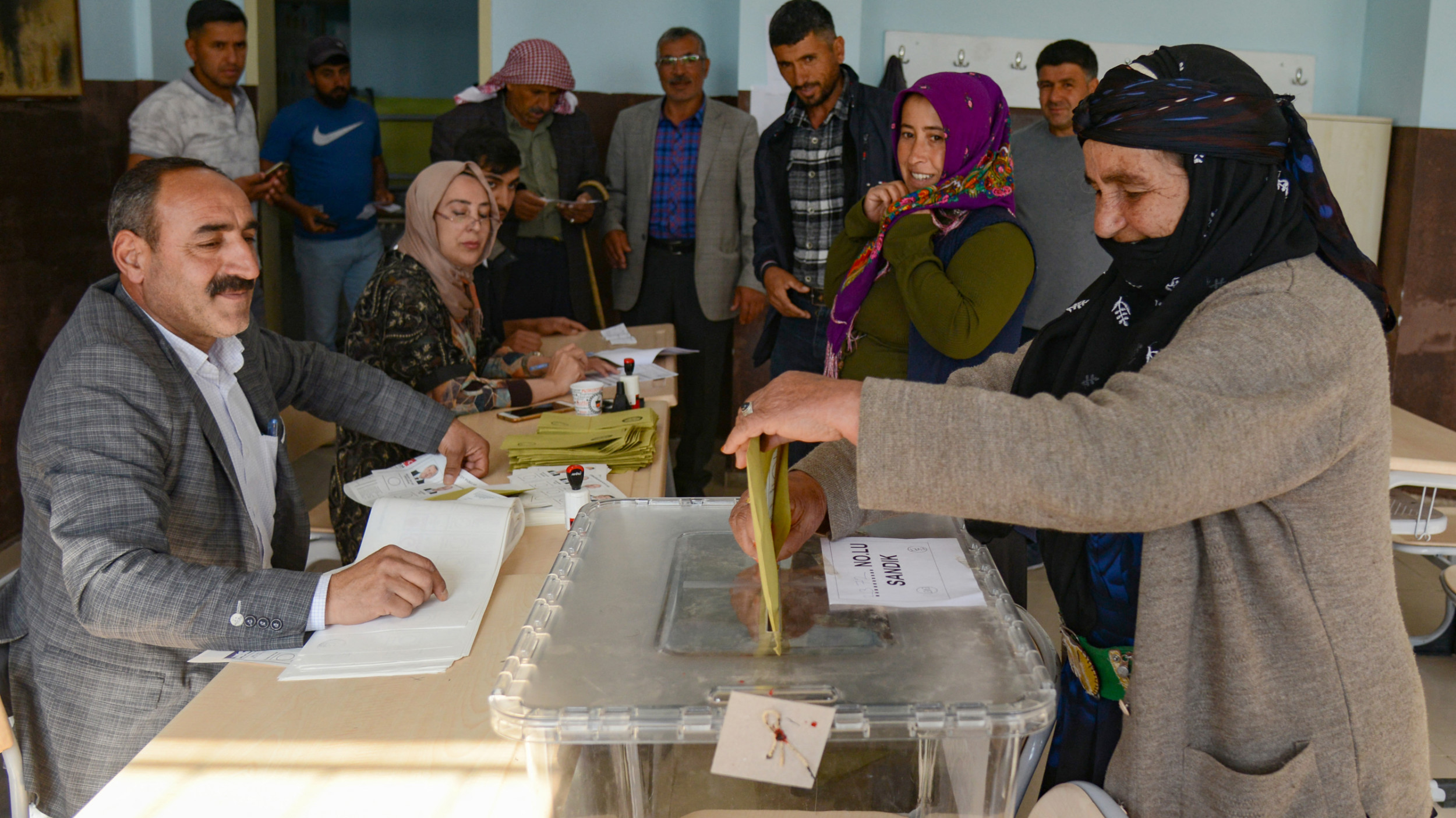 A voter casts her ballot for presidential and parliamentary elections at a polling station in Diyarbakir on 14 May 2023 (AFP)