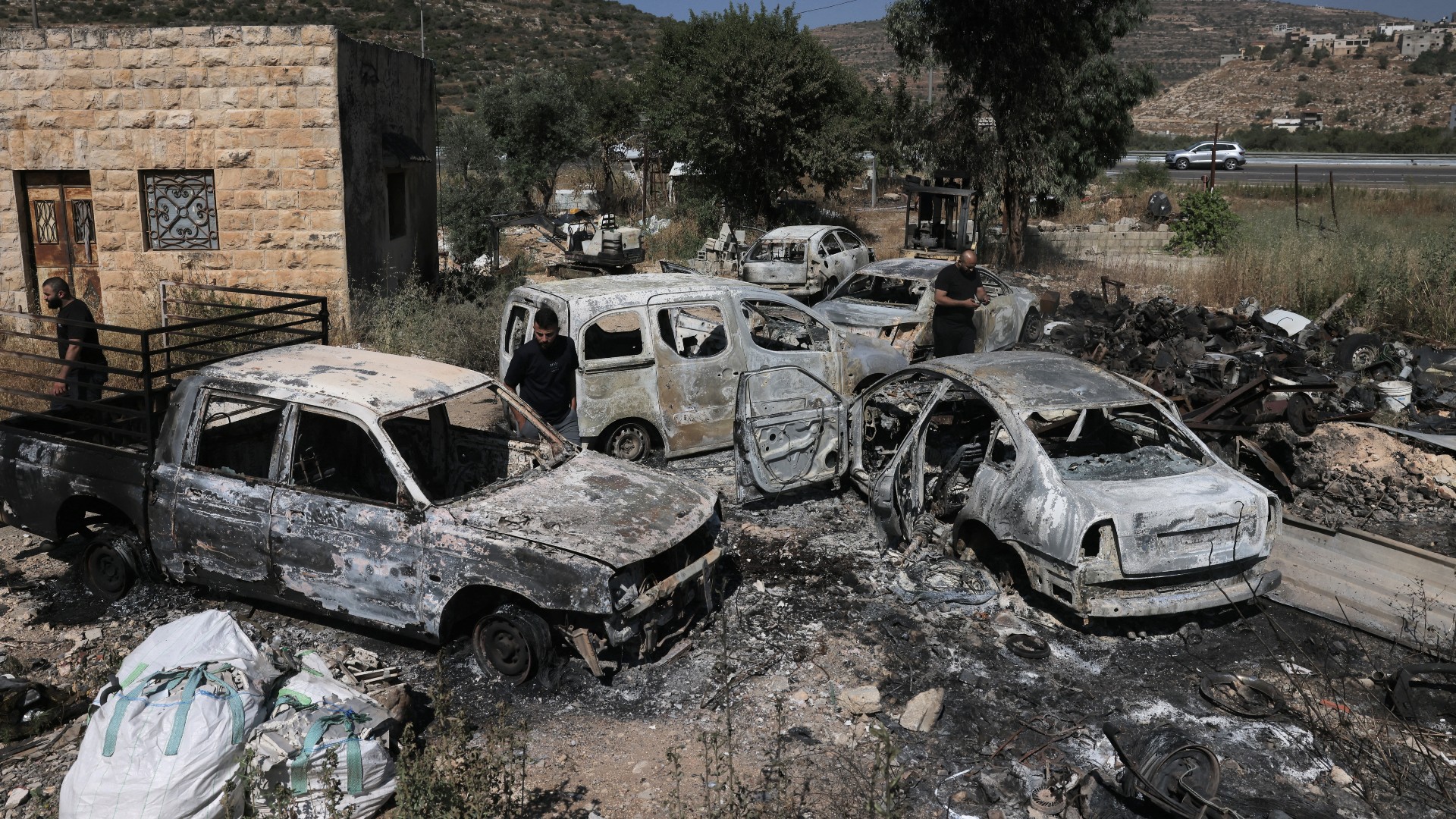 Des voitures qui auraient été incendiées par des colons israéliens, dans la région d’al-Lubban al-Gharbi en Cisjordanie occupée le 21 juin 2023 (AFP)