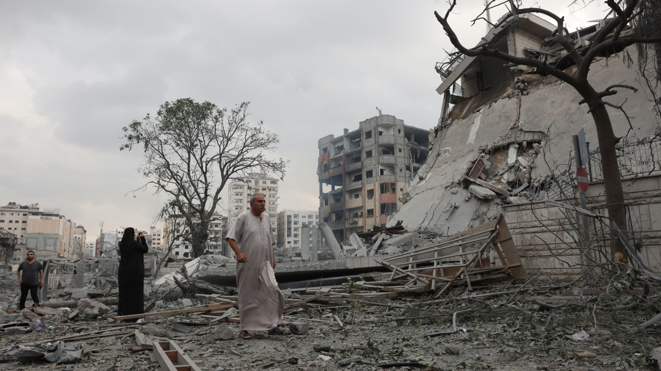 Des Palestiniens inspectent les destructions causées par les frappes aériennes israéliennes dans le quartier d’al-Rimal, à Gaza, tôt le 10 octobre 2023 (AFP)