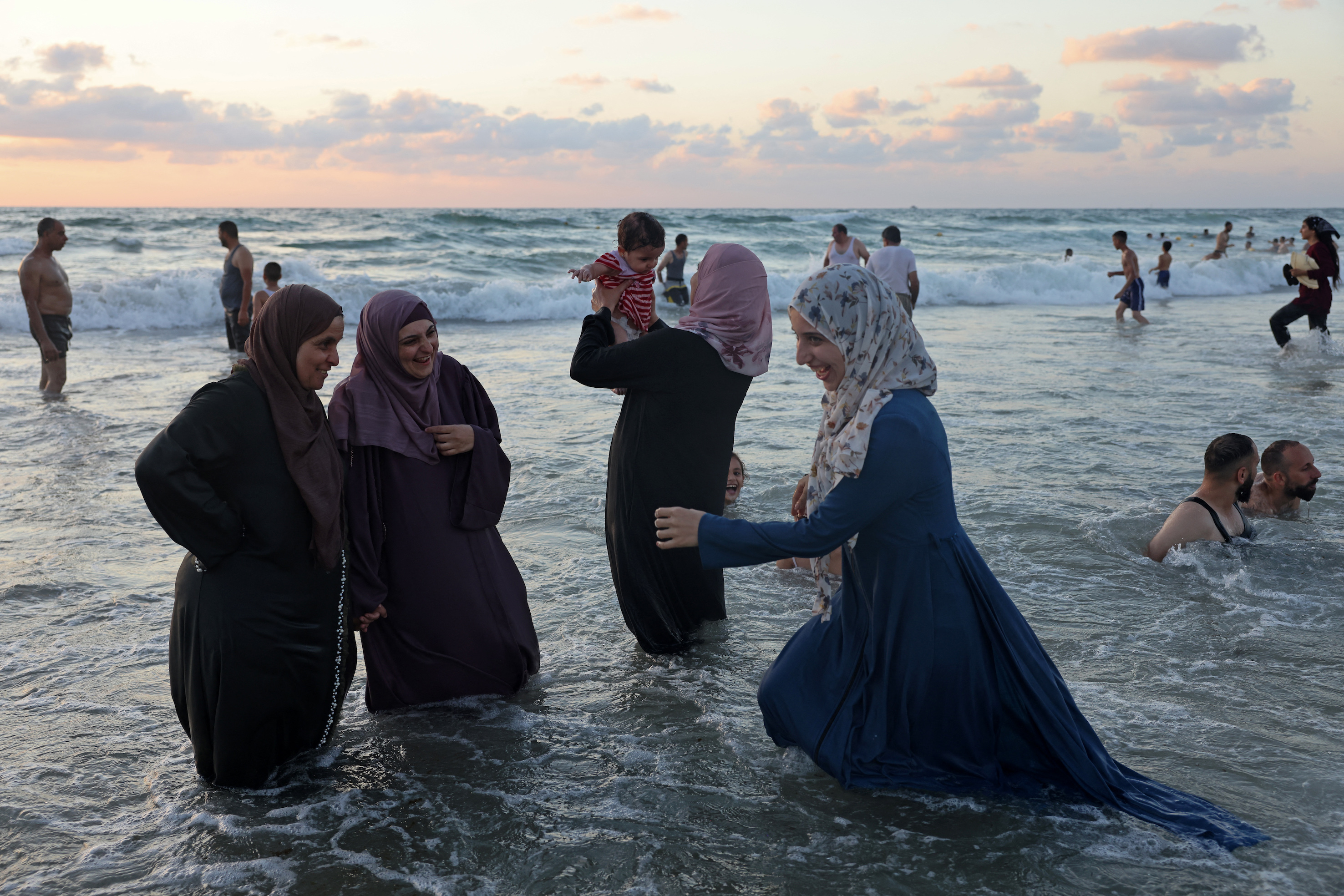 Palestinians gather at a beach during the last day of Eid al-Adha 2021 (AFP/ Menahem Khana)