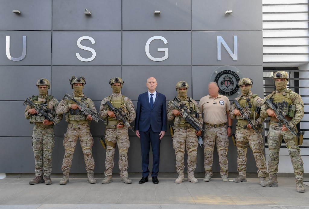 President Kais Saied (C) posing for a photo with members of the special unit of the Tunisian National Guard