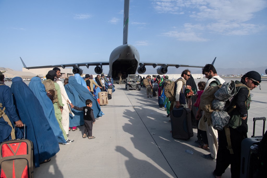 Des passagers attendent d’être évacués par les avions de l’US Air Force à l’aéroport de Kaboul, le 25 août 2021 (AFP/Donald R. Allen)