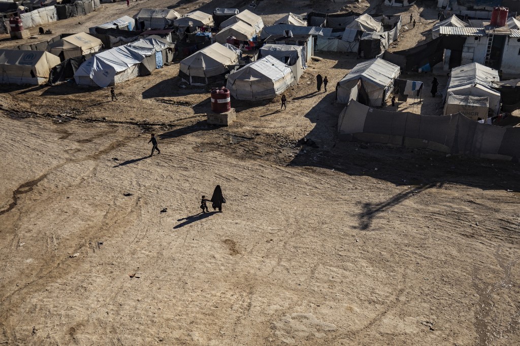 Le camp d’al-Hol, qui accueille des proches de combattants de l’EI, abrite près de 56 000 déplacés, dont la moitié sont âgés de moins de 18 ans (AFP/Delil Souleiman)