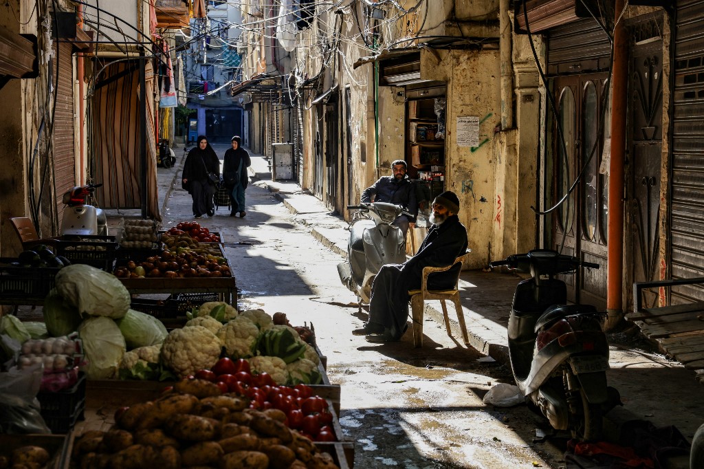 Un vendeur de légumes dans une ruelle du quartier pauvre de Bab al-Tabbaneh, à Tripoli (AFP/Joseph Eid)