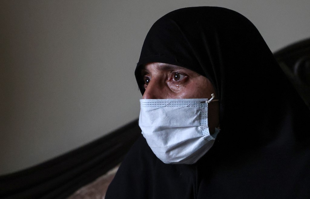 La mère d'Omar Seif, disparu du quartier de Wadi al-Nahle, dans le nord du Liban, à Tripoli, pleure la disparition (AFP/Joseph Eid)