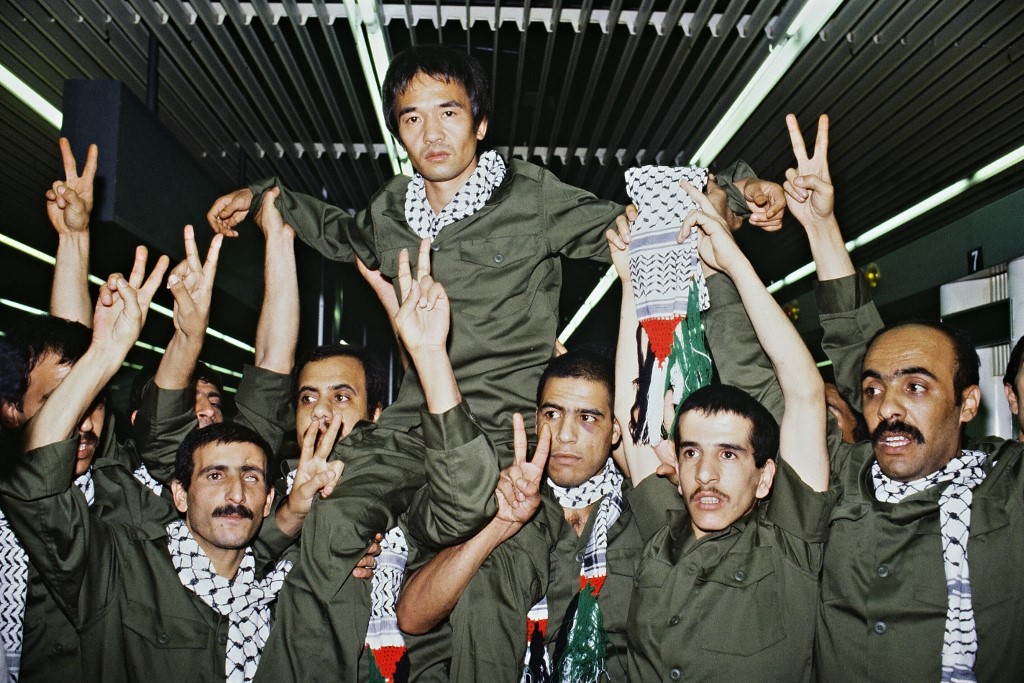 Kozo Okamoto est porté sur les épaules de ses anciens compagnons de prison palestiniens à leur arrivée en Libye le 21 mai 1985, après avoir été libérés la veille par les autorités israéliennes (AFP/ Philippe Bouchon)
