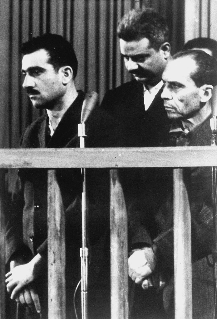 Eli Cohen (à gauche) et deux co-accusés syrien devant un tribunal à Damas, le 9 mai 1965 (AFP)
