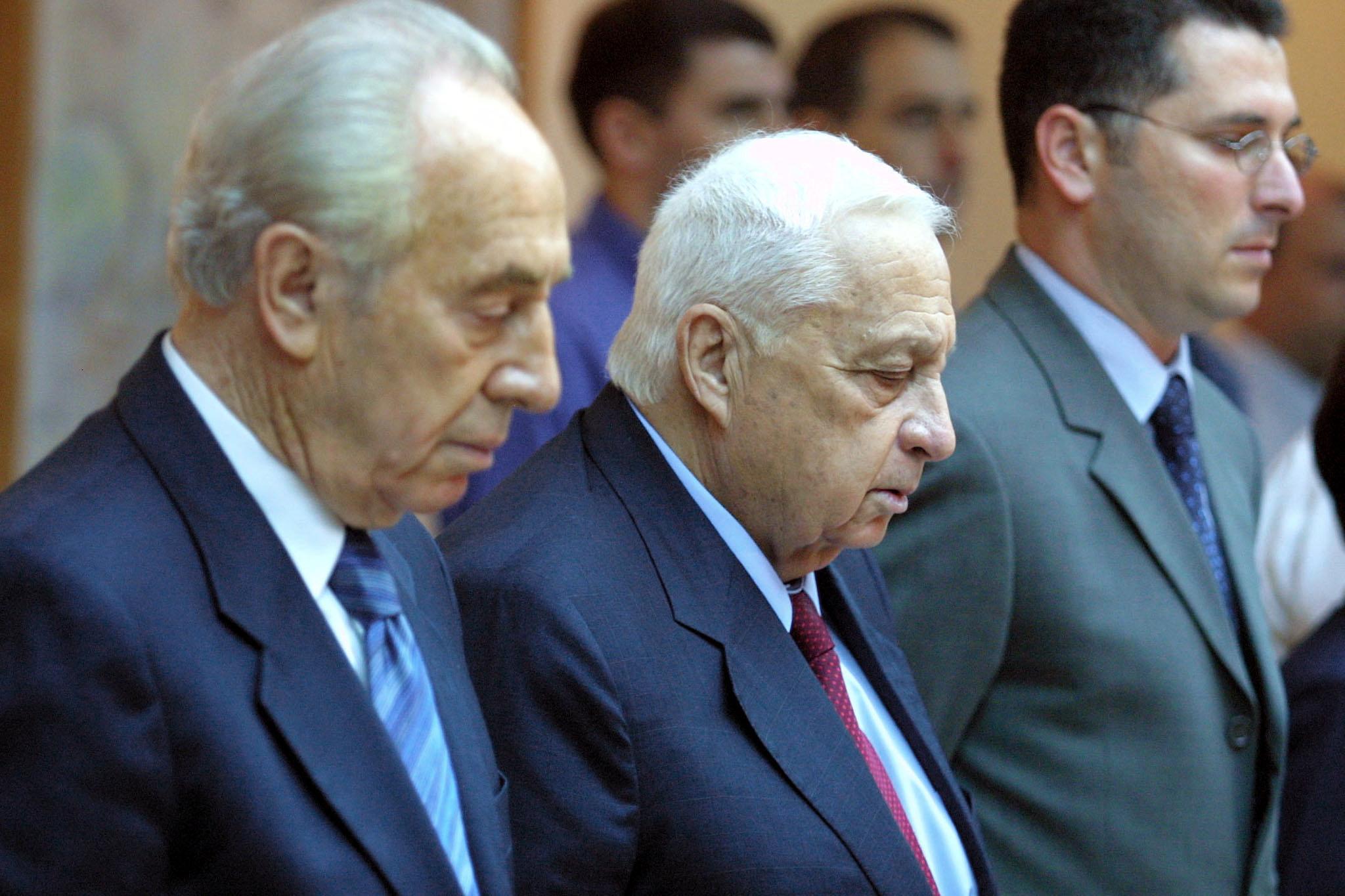 Ariel Sharon (C), Shimon Peres (L) and Gideon Saar observe a minute of silence for the victims of the 11 September 2001 attack (AFP/file photo)
