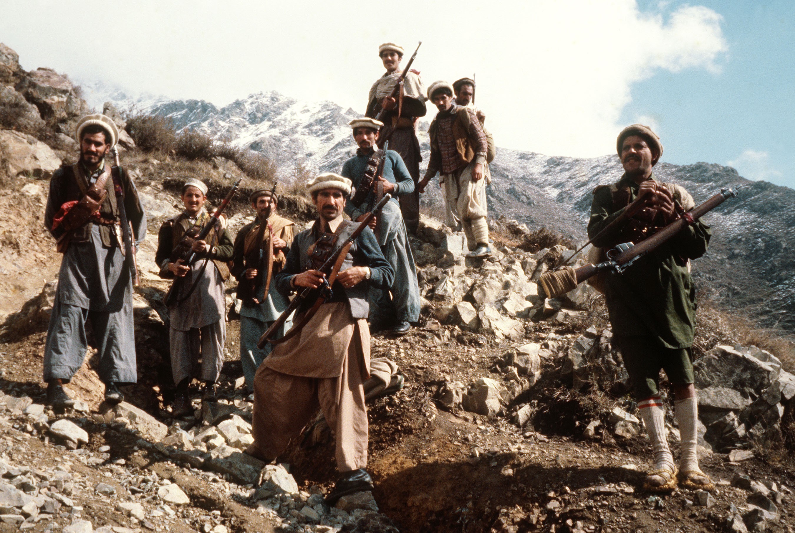 In the early 80s shows the premier groups of the Afghan anti-Soviet resistance fighters with their primitive arms in the eastern parts of the country.