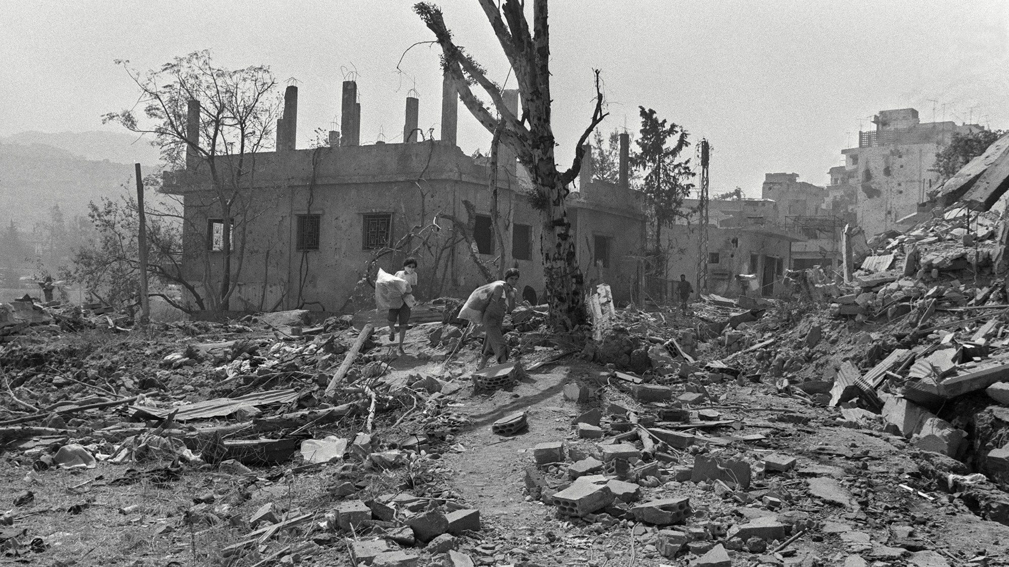 Des Palestiniens fuient le 13 août 1976 les ruines du camp de réfugiés palestiniens de Tel al-Zaatar après sa prise d’assaut par des forces armées libanaises d’extrême droite le 12 août (Xavier Baron/AFP)