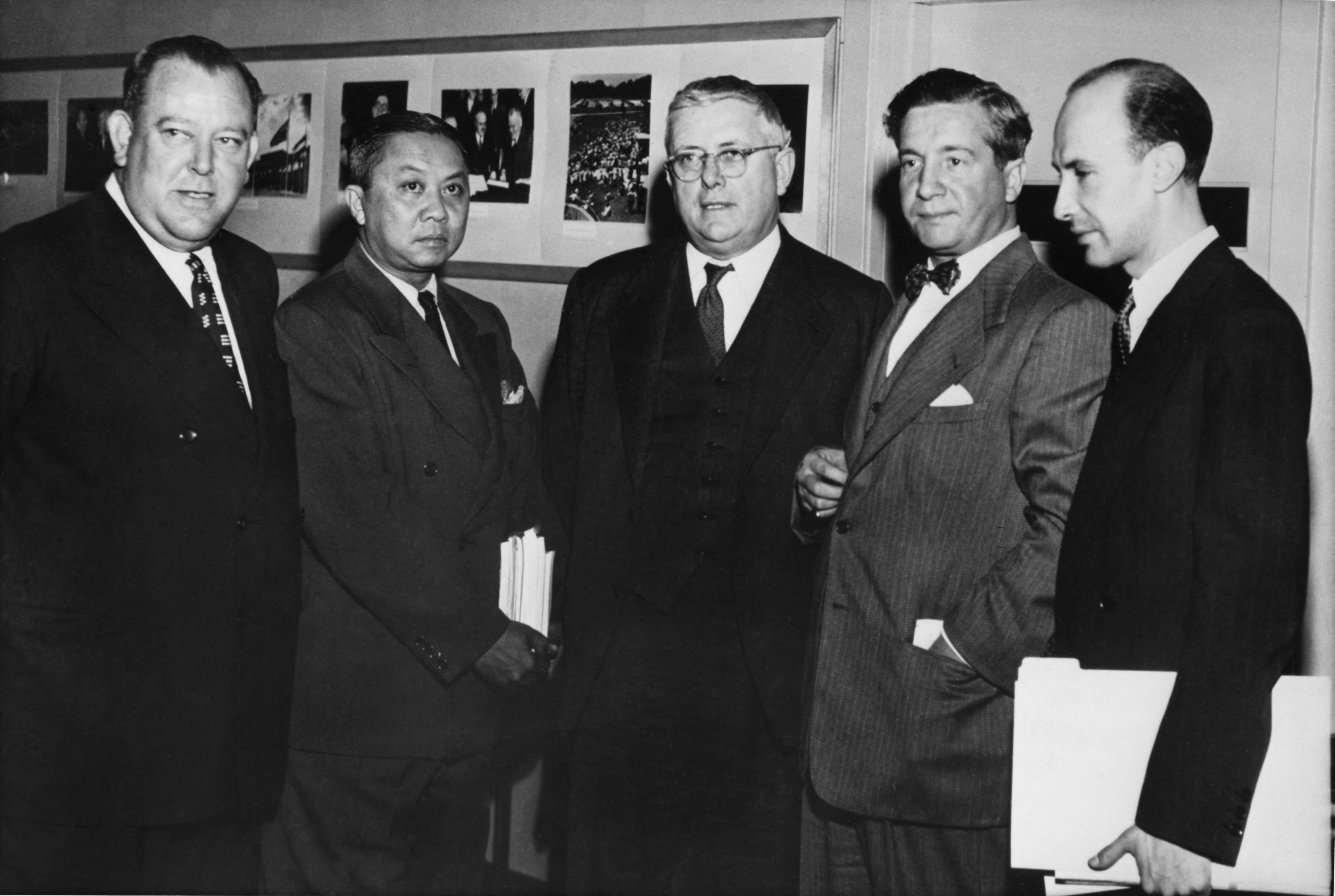 Photo publiée le 4 octobre 1947 d’une réunion entre les membres du Comité spécial des Nations unies sur la Palestine (UNSCOP) et le Secrétaire général des Nations unies, le Norvégien Trygve Lie (à gauche) à New York (AFP)
