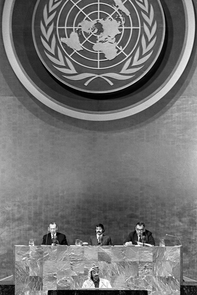 Le chef de l’Organisation de libération de la Palestine (OLP) Yasser Arafat devant l’assemblée générale des Nations unies le 13 novembre 1974 à New York. Derrière lui : Abdelaziz Bouteflika (AFP)